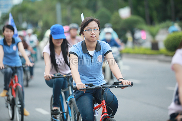 teen-da-nang-dap-xe-gay-quy-cho-sinh-vien-ngheo