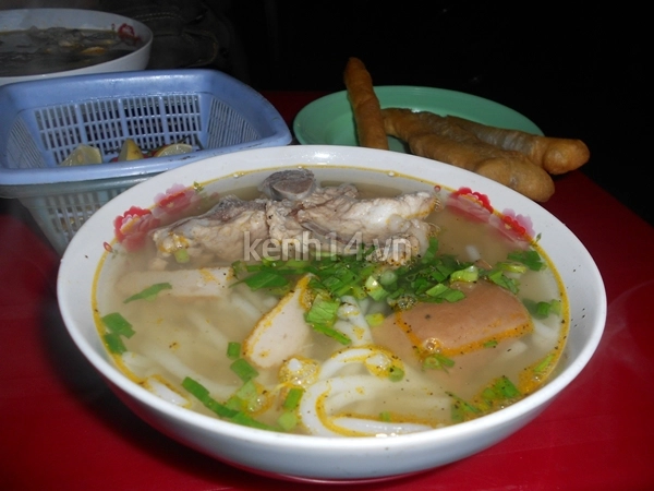 da-nang-di-an-banh-canh-xuong-cha-ca-loc