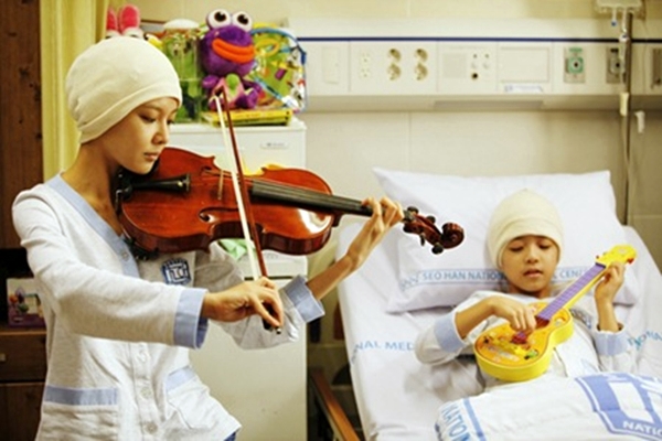 "Nghệ sỹ violin" Soo Young yếu ớt trên giường bệnh