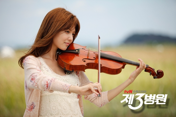 "Nghệ sỹ violin" Soo Young yếu ớt trên giường bệnh