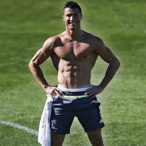 Thân hình 6 múi của Ronaldo khiến bao người ngỡ ngàng và khao khát được có một thân hình như vậy. Hãy xem những hình ảnh của anh ấy để chứng kiến sự dày dạn cùng sự tập trung để duy trì sức khỏe và thể hình.