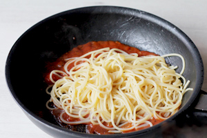 meo-lam-spaghetti-trong-ly-doc-dao