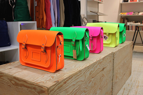 cambridge-satchel-chiec-tui-da-zi-nang-danh-cho-gioi-tre