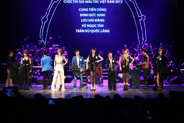tu-anh-gay-an-tuong-trong-lan-dau-len-san