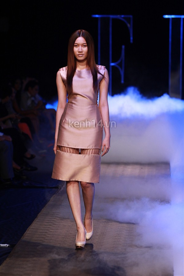 thanh-hang-vac-gay-bong-chay-len-san-catwalk