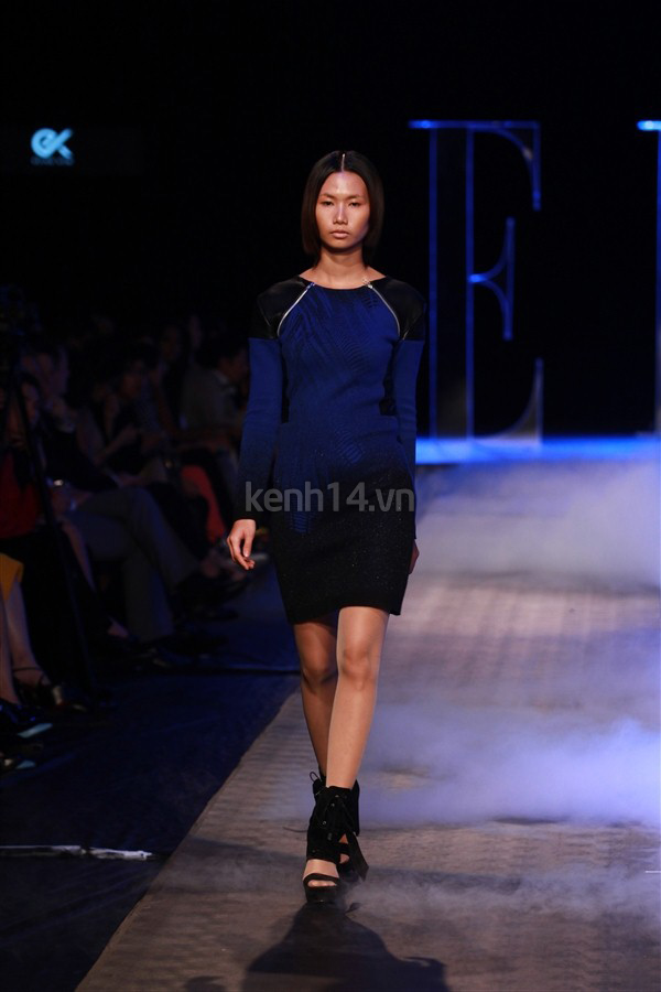thanh-hang-vac-gay-bong-chay-len-san-catwalk