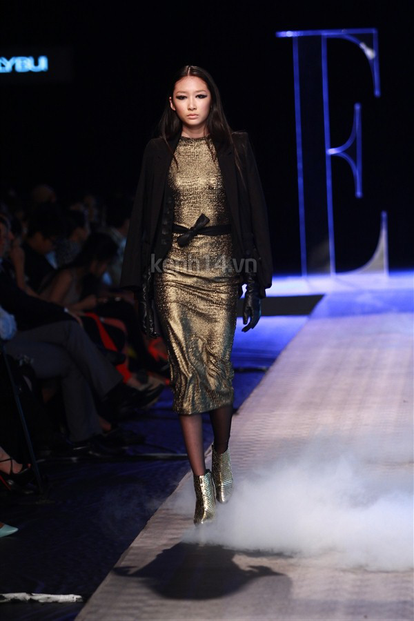 thanh-hang-vac-gay-bong-chay-len-san-catwalk