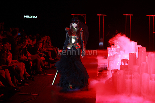 thanh-hang-vac-gay-bong-chay-len-san-catwalk
