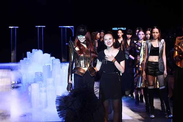 thanh-hang-vac-gay-bong-chay-len-san-catwalk