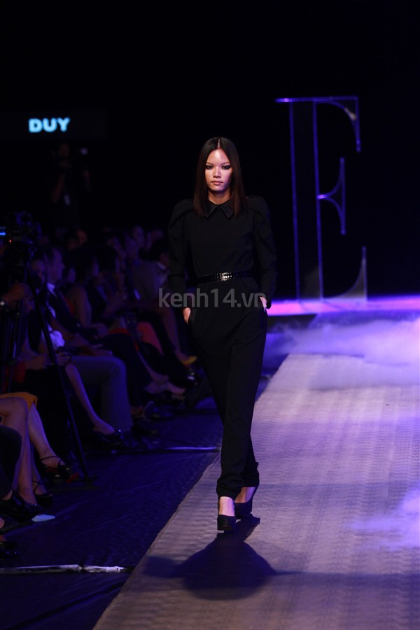thanh-hang-vac-gay-bong-chay-len-san-catwalk