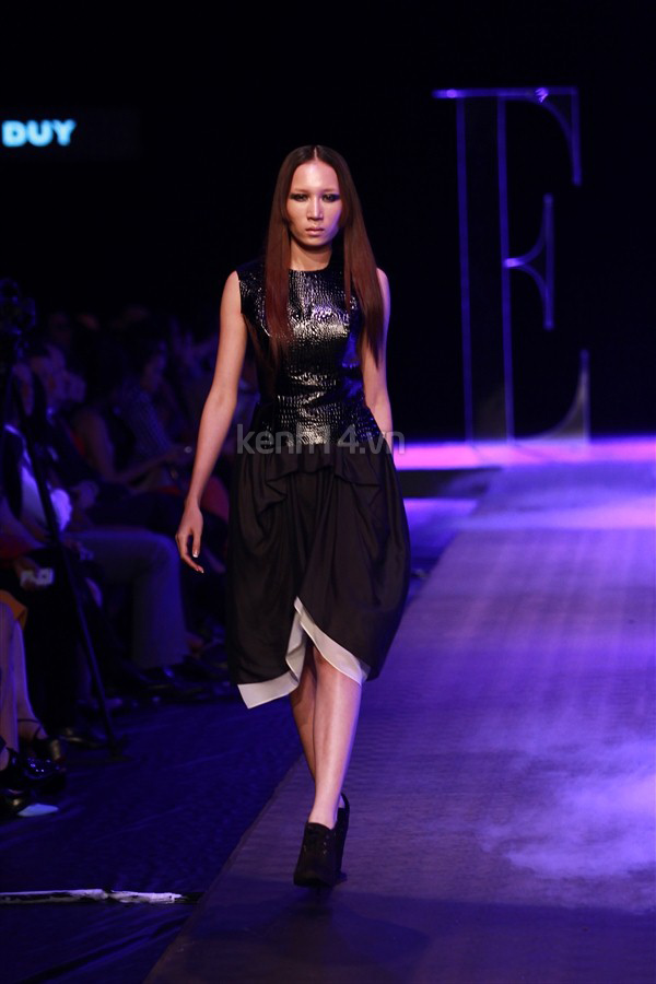 thanh-hang-vac-gay-bong-chay-len-san-catwalk
