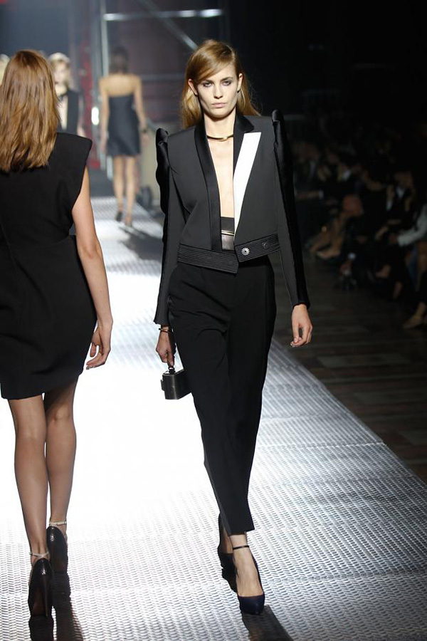 thang-hoa-cung-10-bst-noi-bat-tai-pfw-2013