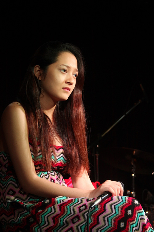 Bảo Anh xinh đẹp đầy nữ t&iacute;nh trong suốt "h&agrave;nh tr&igrave;nh" The Voice 13