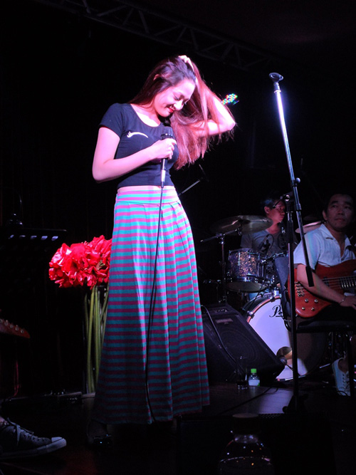 Bảo Anh xinh đẹp đầy nữ t&iacute;nh trong suốt "h&agrave;nh tr&igrave;nh" The Voice 14