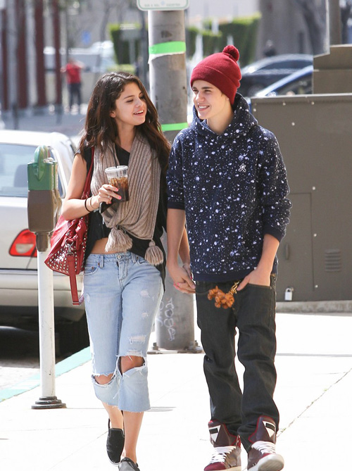 Chuyện tình Justin - Selena qua những dấu ấn thời trang 24