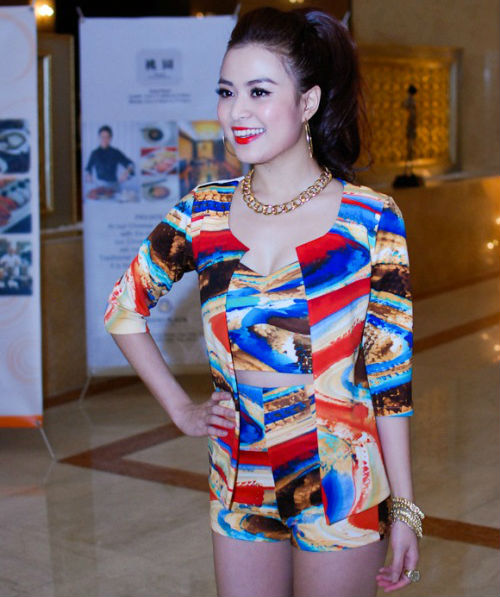 Mỹ nữ Việt thi nhau "l&oacute;ng l&aacute;nh" với trang sức v&agrave;ng 10