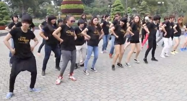 Fan Việt đón "Chạng Vạng" bằng... "Gangnam Style" 2