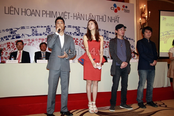 Johnny Trí Nguyễn "nhỏ to tâm sự" với mỹ nữ Hàn