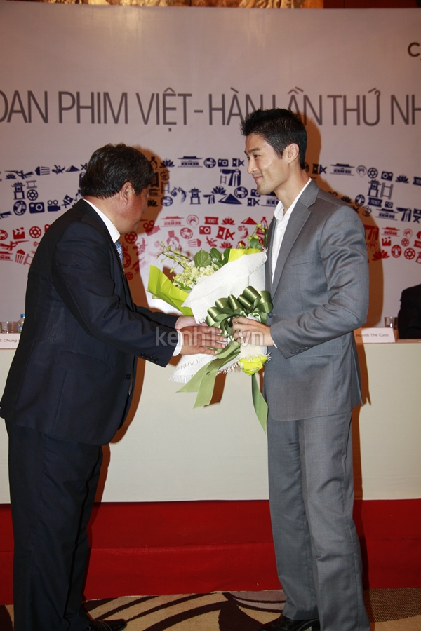 Johnny Tr&iacute; Nguyễn "nhỏ to t&acirc;m sự" với mỹ nữ H&agrave;n