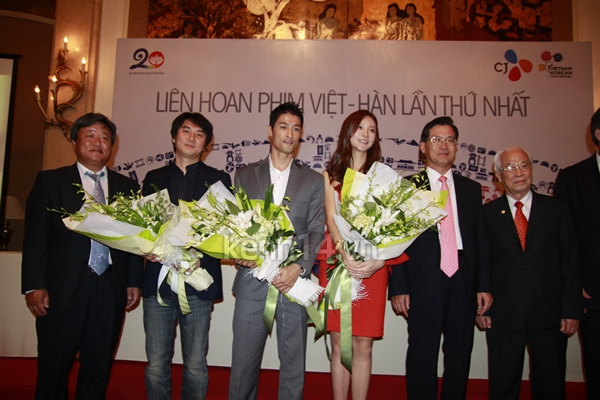 Johnny Tr&iacute; Nguyễn "nhỏ to t&acirc;m sự" với mỹ nữ H&agrave;n