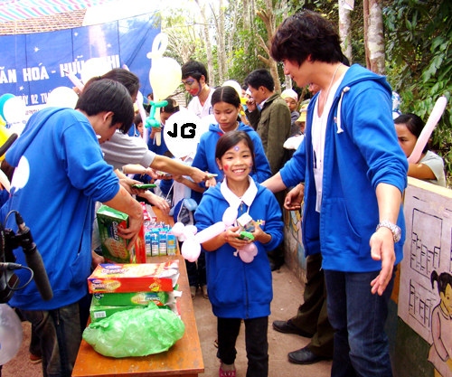 Những sao Hàn âm thầm sang Việt Nam làm từ thiện 13
