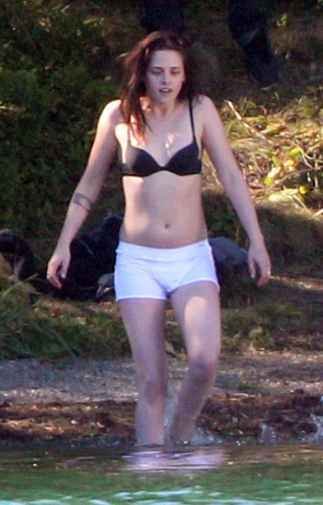 Kristen Stewart gặp rắc rối với chiếc quần bơi "phản chủ" 2
