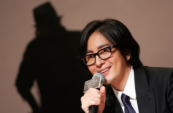 Thực hư Bae Yong Joon ép đồng nghiệp hầu đại gia 1