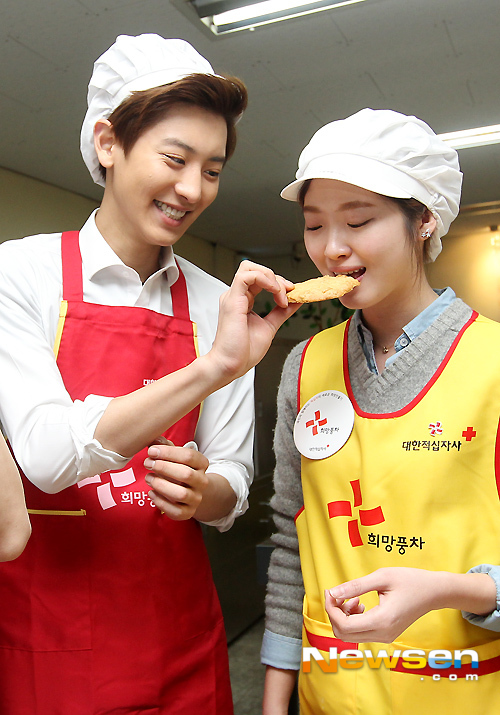 Các thành viên EXO-K cực điển trai khi đeo tạp dề làm bánh 9