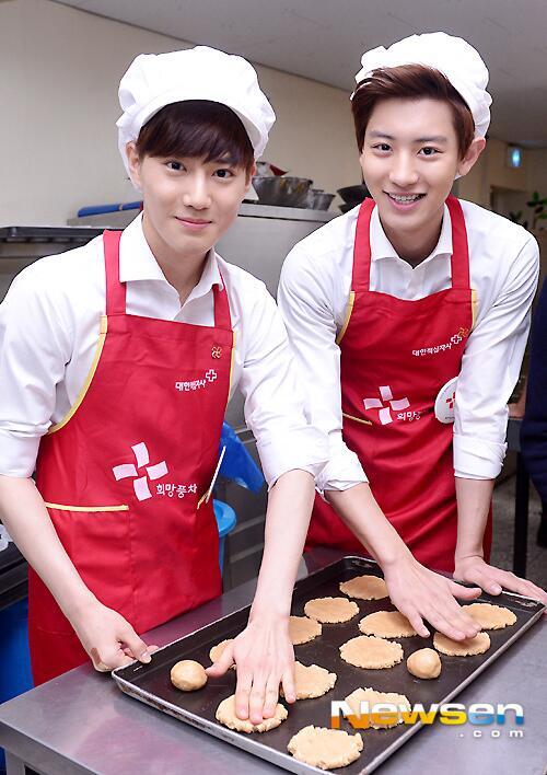 Các thành viên EXO-K cực điển trai khi đeo tạp dề làm bánh 11