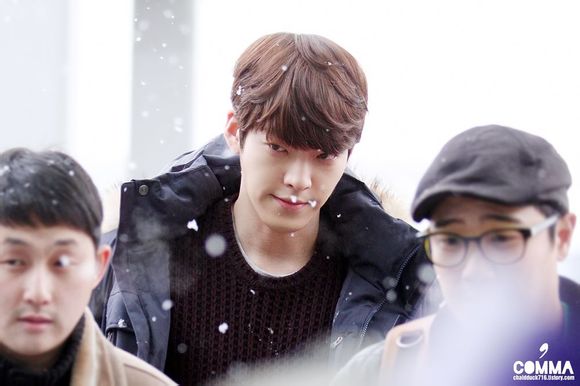 Kim Woo Bin đẹp "như tranh vẽ" dưới tuyết trắng 5