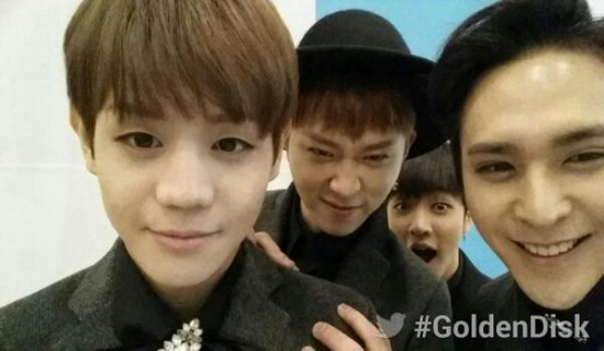 Loạt ảnh hậu trường siêu nhắng nhít của dàn sao Kpop 3