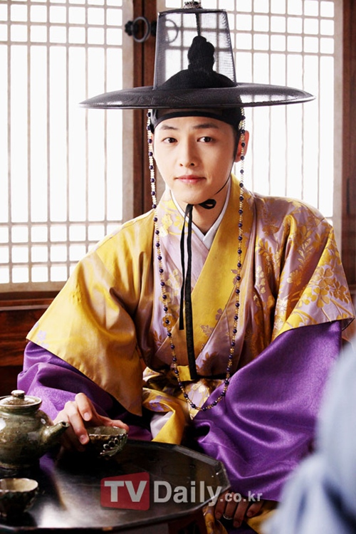 Kim Soo Hyun dẫn đầu top 5 sao diện Hanbok đẹp nhất 3