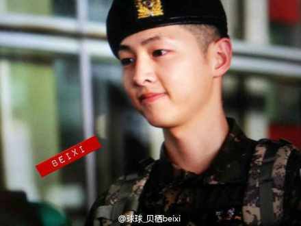 Song Joong Ki nam tính, lần đầu xuất hiện từ khi nhập ngũ 14