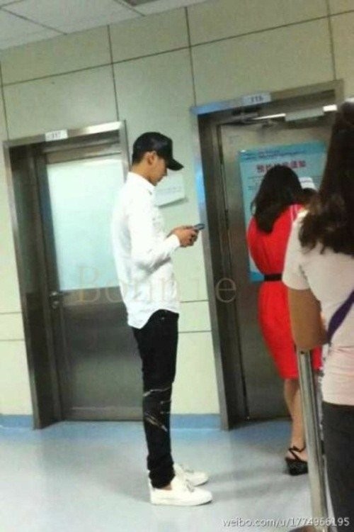 Kris (EXO) xuất hiện tại bệnh viện ở Bắc Kinh 1