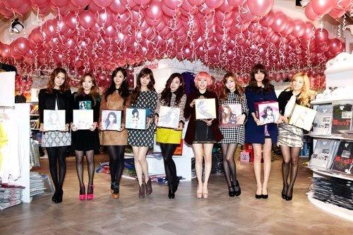 SNSD nổi bần bật ở trung tâm Seoul 2