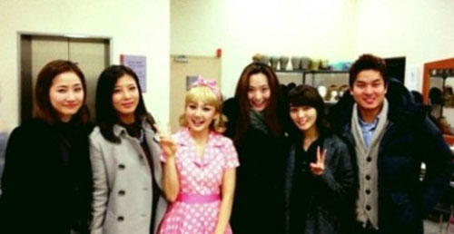 "Vợ chồng" Sunye xem nhạc kịch cùng Wonder Girls   1