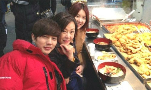 Yoo Seung Ho đi ăn quán vỉa hè cùng đàn chị 1