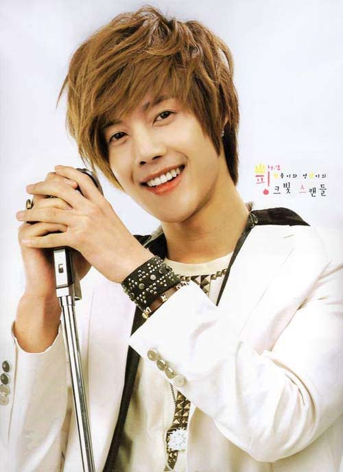 Kim Hyun Joong suýt ngã xuống hố trên sân khấu 3