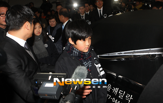 Xót lòng ánh mắt con Choi Jin Sil trong đám tang cha 5