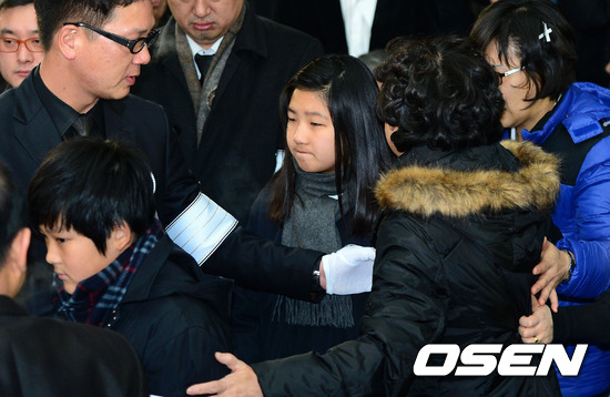 Xót lòng ánh mắt con Choi Jin Sil trong đám tang cha 6