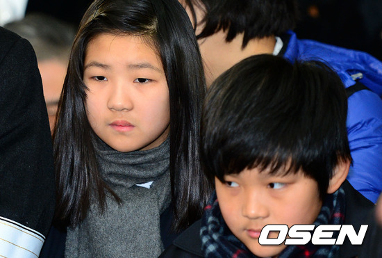 Xót lòng ánh mắt con Choi Jin Sil trong đám tang cha 2