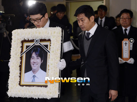Xót lòng ánh mắt con Choi Jin Sil trong đám tang cha 7