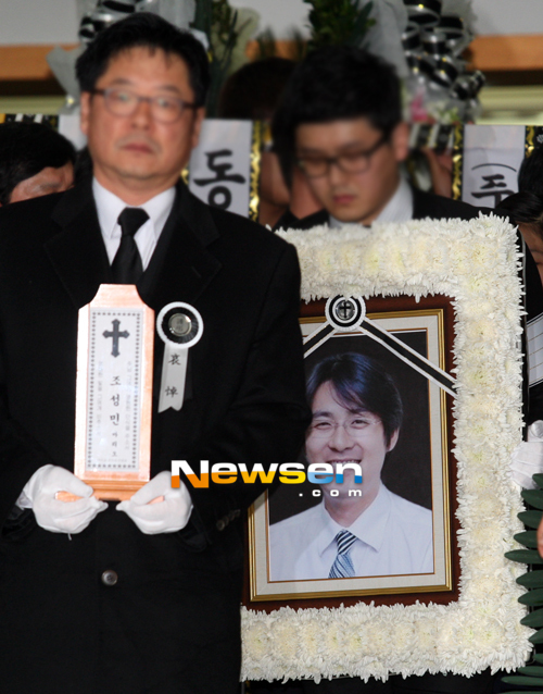 Xót lòng ánh mắt con Choi Jin Sil trong đám tang cha 8