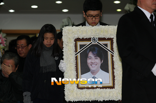 Xót lòng ánh mắt con Choi Jin Sil trong đám tang cha 9