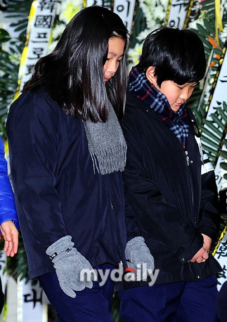 Xót lòng ánh mắt con Choi Jin Sil trong đám tang cha 4