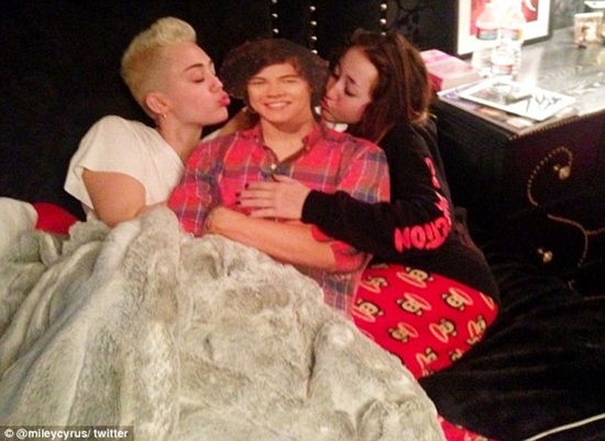 Miley Cyrus khoe ảnh trên giường với… Harry Styles (1D) 2