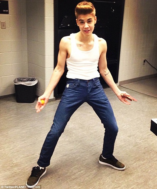 "Tình tin đồn" của Justin Bieber khoe dáng sexy hơn Selena 5