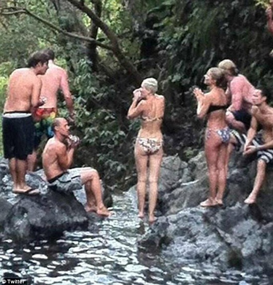 Miley và Liam lộ ảnh du hí ở Costa Rica 1