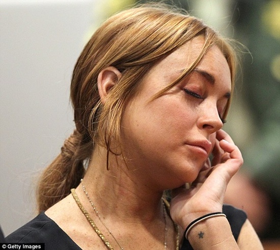 Lindsay Lohan thờ ơ khi ra tòa 4