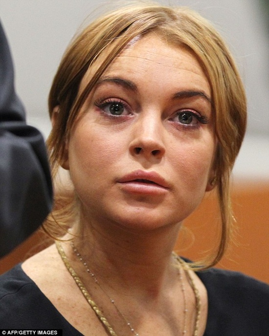 Lindsay Lohan thờ ơ khi ra tòa 7